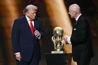 Infantino, acusado de romper la neutralidad política de FIFA por entregar el Premio de la Paz a Trump