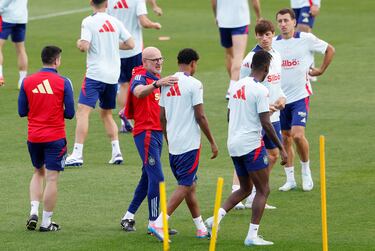 Luis de la Fuente, Lamine Yamal e Iñaki Williams durante el entrenamiento. 