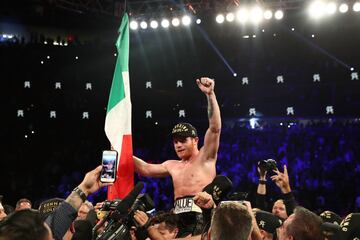 Canelo Álvarez festeja su triunfo sobre Golovkin.