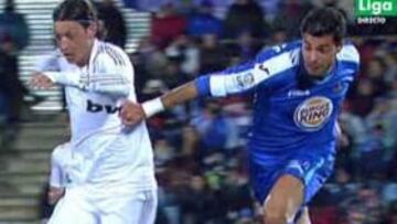 Ayza se traga un agarrón a Özil y dos penaltis