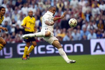 Ronaldo se dispone a rematar en su primer gol con el Real Madrid.