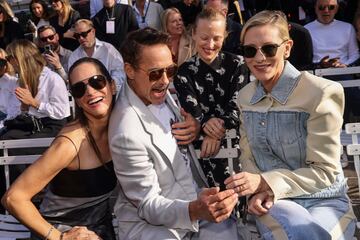 Susan Downey, Robert Downey Jr., Julia Milner y Cate Blanchett bromean antes del inicio del desfile.