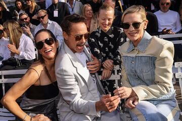 Susan Downey, Robert Downey Jr., Julia Milner y Cate Blanchett bromean antes del inicio del desfile. 