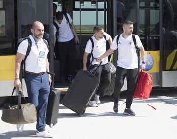 La llegada a Madrid. Jordi Alba y Koke bajando del autobús que transporta al equipo del avión a la terminal.