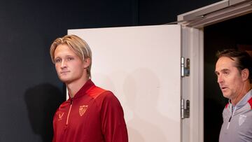 Julen Lopetegui entra la sala de prensa del Parken Stadion, tras Deolberg. AFP