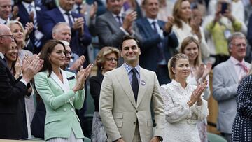 Roger Federer (centro) escucha emocionado la ovaci¨®n del p¨²blico de la Pista Central de Wimbledon.