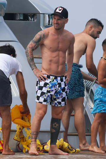 Leo Messi, Luis Su¨¢rez y Cesc F¨¢bregas han disfrutado de un d¨ªa en barco por la costa de Ibiza. Los tres jugadores se encuentran de vacaciones antes de la vuelta al trabajo.