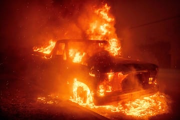 El incendio de Eaton quema un veh¨ªculo el mi¨¦rcoles 8 de enero de 2025 en Altadena, California.