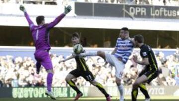 Isla intenta batir al arquero Hugo Loris en el encuentro contra Tottenham.