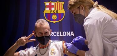 Y, pese a la vestimenta blanca, le vacunaron