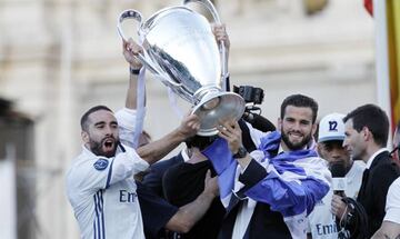Nacho y Carvajal, jugadores del Real Madrid con el trofeo de Champions.