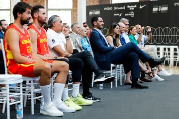 MADRID, 02/08/2022.- El seleccionador nacional de España de baloncesto, Sergio Scariolo (c-i) y el presidente de Federación Española de Baloncesto, Jorge Garbajosa (c-d) durante la presentación del equipo este martes en el centro deportivo madrileño Daoíz y Velarde. EFE/ Luis Millán
