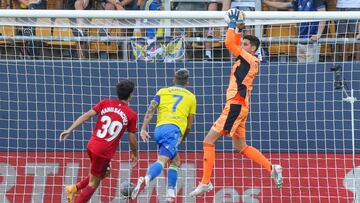 Centro del Cádiz que acaba en las manos de Herrera, en el Cádiz-Osasuna.