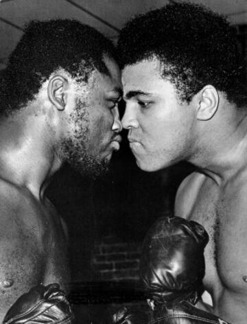 Muhammad Ali con Joe Frazier. 