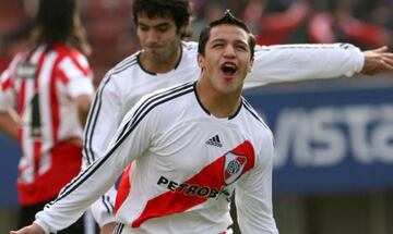 El tocopillano estuvo en el elenco de la 'banda sangre' en 2007 y 2008 logrando conseguir un título de la máxima categoría argentina. En River fue dirigido por Diego Simeone y formó dupla de ataque con Radamel Falcao.