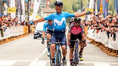 El corredor del equipo Movistar Carlos Betancur celebra su triunfo delante del corredor del equipo Manzana Postobon Carlos Juli&aacute;n Quintero y el tercero el corredor del equipo Movistar Eduard Prades, durante la edici&oacute;n n&uacute;mero 65 de la Cl&aacute;sica de Primavera de Amorebieta.