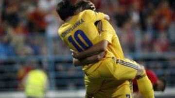 Konoplyanka celebra un gol con Yarmolenko durante el partido disputado en Podgorica.