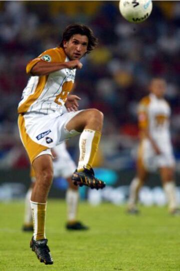 Kikín jugó en Pumas de 2002 a 2004, de ahí pasó a Cruz Azul donde se mantuvo hasta el 2006
