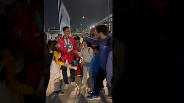 Se van del estadio después de ganar medalla de plata y ocurre esto: ¡es la imagen del día!