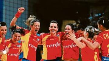 <b>FELICES. </b>Las internacionales españolas celebran el triunfo ante Alemania, un hito que les lleva a la primera final en un Europeo.