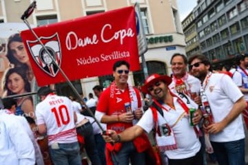 Gran ambiente en las calles de Basilea antes de la final. 