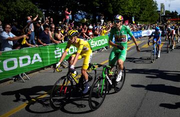 Van Aert junto a Pogacar tras cruzar la línea de meta