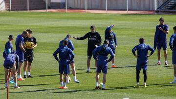 Iraola, dando instrucciones en un entrenamiento.