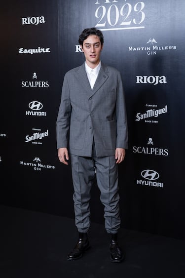 George Steane atiende a los medios en el posado de la gala de entrega de los Premios Hombres del Año Esquire en el Casino de Madrid.