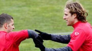 <b>HÉROES. </b>Forlán felicita a Simao en Estambul. Ambos marcaron los goles que dieron el pase.