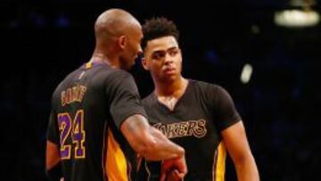 Kobe Bryant y D'Angelo Russell durante el partido de esta pasada madrugada ante los Nets.