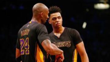 Kobe Bryant y D&#039;Angelo Russell durante el partido de esta pasada madrugada ante los Nets.