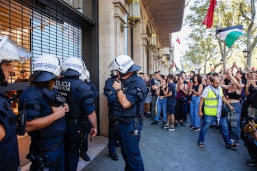 Decenas de manifestantes protestan frente a una tienda durante una manifestación en apoyo a Palestina.