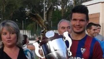 Errasti, con el trofeo.