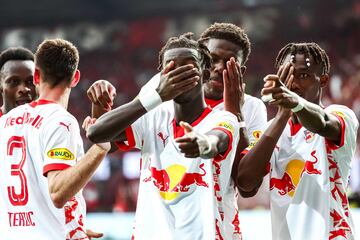 El Salzburgo pas¨® a la ¨²ltima ronda previa de la Champions League con un empate a tres en Enschede que
hace bueno el 2-1 de la ida. Moussa Yeo celebr¨® as¨ª el 1-3 que cre¨ªan que ser¨ªa la sentencia, pero el Twente
empat¨® y termin¨® poni¨¦ndoles contra las cuerdas. Finalmente, aguantaron y ya se ven en la nueva Champions.