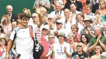 <b> BLANCURA SOBRE HIERBA. </b>Ya finalista, Federer saluda al gentío emocionado de la Centre Court, donde no faltan aficionados del Real Madrid.