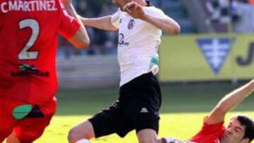 <b>DISPUTADO. </b>Labaka le quita el balón desde el suelo a Despotovic ante la mirada de Carlos Martínez.