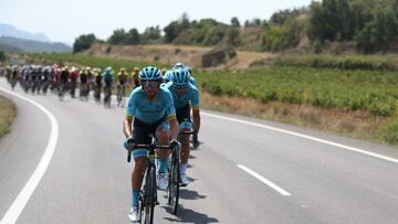 GRAF3954. VALLS (TARRAGONA), 31/08/2019.- El pelotón durante la octava etapa de la Vuelta a España 2019, con salida en la localidad terraconense de Valls y final en la barcelonesa de Igualada, con un recorrido de 166,9 kilómetros. EFE/Javier Lizón