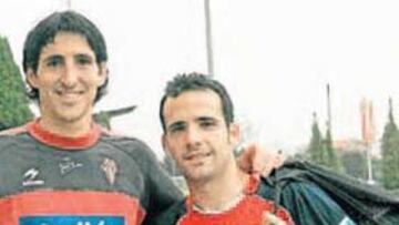 <b>DOS ARRIBA. </b>David Karanka y Omar apuntan a titulares contra el Vecindario.