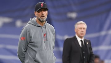 MADRID, 15/03/2023.- El técnico del Liverpool, el alemán Jürgen Klopp (i) durante el partido de vuelta de los octavos de final de la Liga de Campeones que Real Madrid y Liverpool disputan este miércoles en el estadio Santiago Bernabéu, en Madrid. EFE/ Chema Moya
