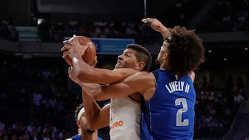 Walter Tavares, pívot del Real Madrid, ante Dereck Lively, de Dallas Mavericks, durante el amistoso disputado en el Wizink Center.