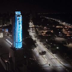 El monumento a la Bandera de Rosario se viste con la camiseta de Leo Messi