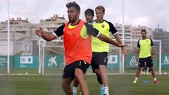 Eldin durante el entrenamiento del Elche