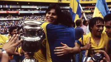Foto de Alfredo Tena Campeon con el Equipo America en la final de la Temporada 1983/1984 derrotando a las Chivas Rayadas del Guadalajara 3-1 en el Estadio Azteca (5-3) Marcados Global
10/06/1984/MEXSPORT.