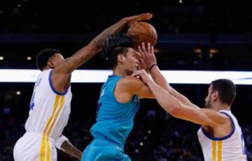 Jeremy Lin entre Brandon Rush y Andrew Bogut.