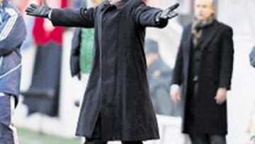 <b>ENFADADO. </b>A Javier Aguirre no le gustó el juego de su equipo ante el Betis.