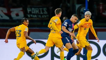 Mbappé, ante Koundé, Araújo y Sergi Roberto.