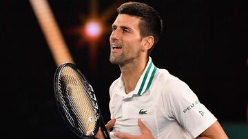 Novak Djokovic celebra su victoria ante Aslan Karatsev en las semifinales del Open de Australia.