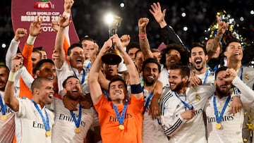 Iker Casillas levanta el trofeo del Mundial de Clubes que conquist¨® el Real Madrid en 2014 tras imponerse (2-0) a San Lorenzo de Almagro en la final disputada en Marrakech.