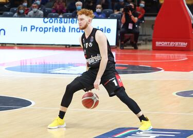 Hijo de deportistas y nacionalizado italiano, va camino de ser un icono en un equipo al que acaba de llegar. Una infección le ha dejado sin jugar al principio de la temporada, pero la Virtus que ahora entrena Sergio Scariolo va a tener en este melenudo que procede de los Warriors a una referencia. Y más si a quien tiene de mentor en su misma posición es a Milos Teodosic. Qué mejor maestro. A su lado tuvo a Curry, pero era difícil hacerse sitio en la NBA a pesar de ser una sensación de la NCAA si tienes que competir con el mejor tirador de la historia. En Golden State había firmado un contrato dual, por lo que se podía acabar al año, y sólo eso ha durado allí, pero a sus 20 años ha demostrado en la selección italiana que hay sitio para él y lo mismo se podría traducir a su trayectoria en clubes si tiene una participación sostenida en el tiempo.  