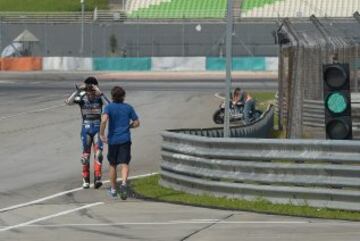 Loris Baz (Avintia Racing) camino de los boxes tras caerse a 290 km/h en la recta de meta al explotar el neumático trasero. Segunda jornada de los test de Sepang.